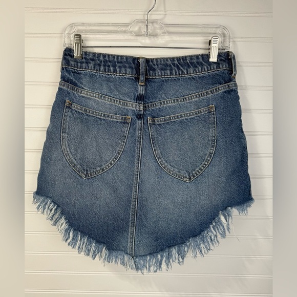We The Free women’s Bailey frayed hem mini denim jean skirt. Size 27 - Picture 2 of 7